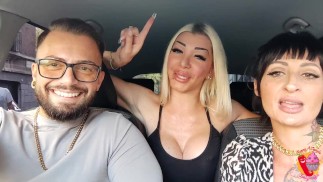 Jennyfer Stone in de auto met Ladymuffin en Tommy A Canaglia