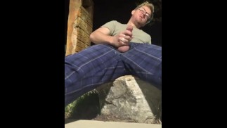Masturbando lá fora - cutie Blonde gozando com seu grande pau branco duro e bolas para fora da mosca