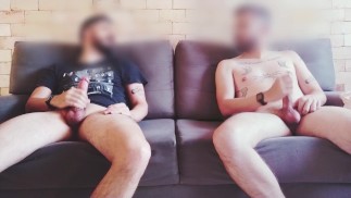 两个家伙一起抽搐大鸡巴和呻吟与快乐暨