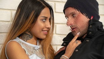 DEBT4k. Das schlagfertige russische Luder Roxy Lips initiiert Sex, um Schulden hinauszuzögern