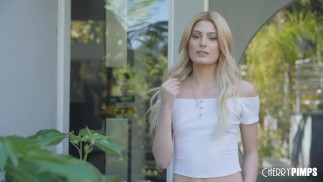 Flaca natural Blonde Nella Jones monta vaquera en Donnie Rock hardcore después de que se come su coño