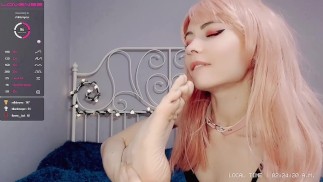 LAMER MIS PIES Y CHUPAR LOS DEDOS BABEANDO EN ELLOS / FOOTFETISH