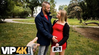 HUNT4K. Sua esposa está grávida e ela está esperando meu pau!