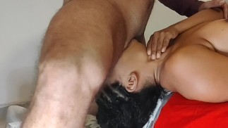 Stieftochter Deepthroat kopfüber mit Cumshot ins Gesicht und Pisse in den Hals (Teil 1)