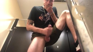 Intrufolarsi in un bagno pubblico!