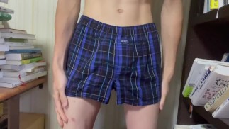 Um jovem japonês que fica com muito tesão de manhã e se masturba imaginando o rosto de sua pessoa fa