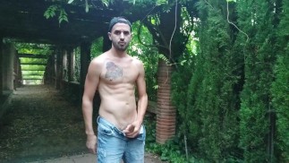 Xisco vai para cruzeiro em Barcelona para finalmente se masturbar no parque, mas com um cara assistindo-o de perto