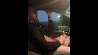 Batendo punheta frenética no carro com o corpo peludo e o pau duro - Lontra cum - Público - Manhã