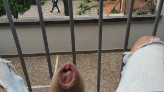 La vicina mi becca a masturbarmi !!!