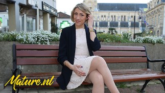 Krásná Francouzská MILF Čeká Venku Na Vyzvednutí A V Prdeli V Jejím Zadku