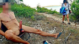 GENTLYPERV RENCONTRE UNE FILLE PERVERSE SUR UNE PLAGE. Lors d’une journée exhibitionniste à la mer je retrouve une jolie femme