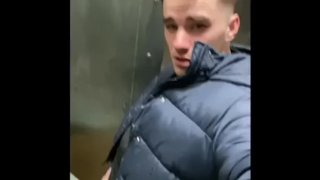 Venkovní chcaní pak Marc McAulay dostane jeho horký zadek ven na veřejnosti