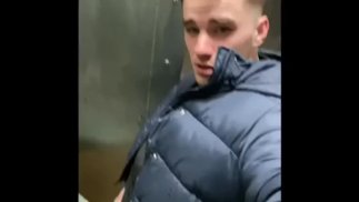 Venkovní chcaní pak Marc McAulay dostane jeho horký zadek ven na veřejnosti