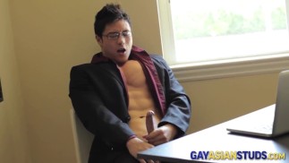 Garanhão asiático musculoso gay acariciando