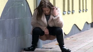 Chicas En Botas Mea En Los Suburbios