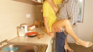 Estudante safada fazendo sexo na cozinha