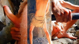 Un homme néandertalien se masturbe la bite dans une grotte près d’un feu de camp