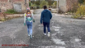 Pokazuję się przed tagerem w publicznym seksie, który spuszcza się na moją cipkę