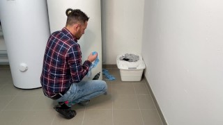 Freund meiner Mutter schnüffelt an meinen Strings und ich erwische ihn