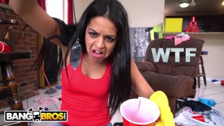 BANGBROS - Nastoletnia pokojówka Vienna Black jest zdumiona tym, co znajduje w łóżeczku Petera Greena