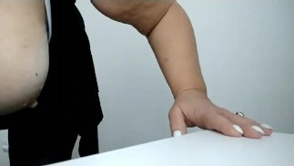 Große Mama, die draußen in der Toilette spielt Große Brüste und