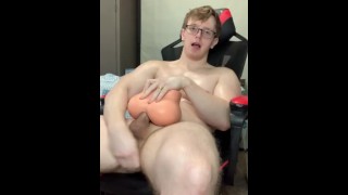 ハード兼を持つにつながるおもちゃをクソしながらディルドの楽しみ