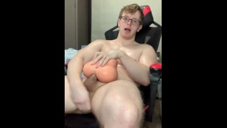 Dildospaß beim Ficken eines Spielzeugs, das zu einem harten Sperma führt 