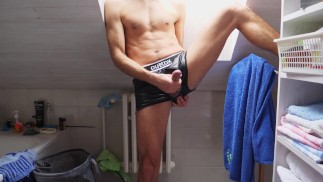 Experimentando meu novo zíper cheio correndo shorts e gozando na minha mão