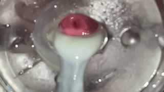 Il cazzo espelle lo sperma da Fleshlight