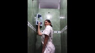 yuli cantando en la ducha