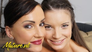Elen Million zostaje uwiedziona przez swoją piękną lesbijską przyrodnią córkę Anitę Bellini