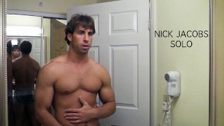 Nick Jacobs sólo. Sám doma a hlazení