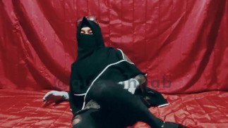 mastrubação travesti Niqab Queen usando niqab e luva