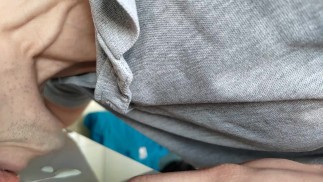 Konnte nicht ganz hart werden, schaffte es aber trotzdem, etwas Sperma zum Essen herauszupressen.