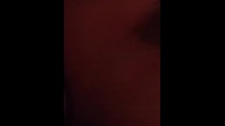 Chupando os peitos da minha ex-colega de quarto