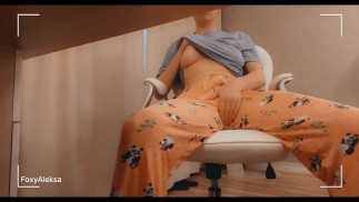 Masturbuje się i cums w piżamie. Podczas oglądania porno