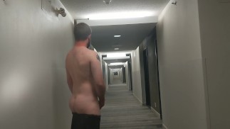 Gozando no corredor do hotel