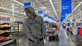 Straight Twink verlor eine Wette und musste im Supermarkt wichsen und wurde erwischt