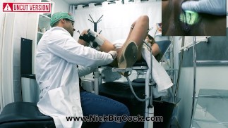Novinha com muito tesão vai na clínica de um ginecologista falso, o médico abre a bucetinha e eles fodem