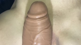 ruinierte Muschi wird mit Mr. Hankeys Toys XXXL Atlas Dildo gefüllt