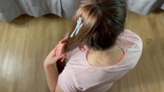 Das Mädchen reibt Sperma in ihr luxuriöses Haar. DanaKiss