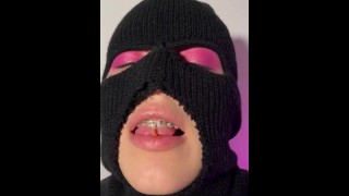 Riesin mit Zahnspange spielt mit ihrem kleinen Freund 