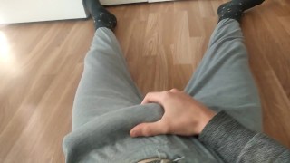 Auf dem Boden liegend, im Pyjama, spiele ich wieder mit meiner dicken Milch und diesem schönen riesi