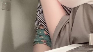 [Para mulheres] Um namorado bonito que ficou com tesão enquanto cozinhava coloca um pau duro e mexe os quadris