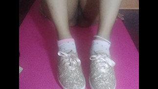 Fetiche de pies. Desmontaje de zapatos de zapatillas. Lame mis pies y dedos de los pies y mi coño. Pink calcetines. Modelo Rebecca 