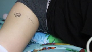 femboy abajo gime como una perra mientras folla almohada
