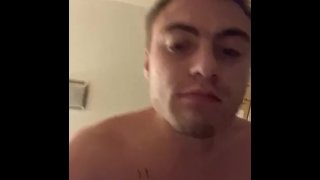 Buste dans la salle de bain
