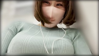 Mulher japonesa monta trem com rotor na vagina e fica em apuros na frente de muita gente