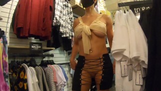 Einkaufen und blinken in meinem winzigen Crop-Top und Minirock
