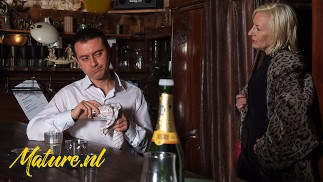Mature Charly Sparks seduz um bartender para sexo anal áspero